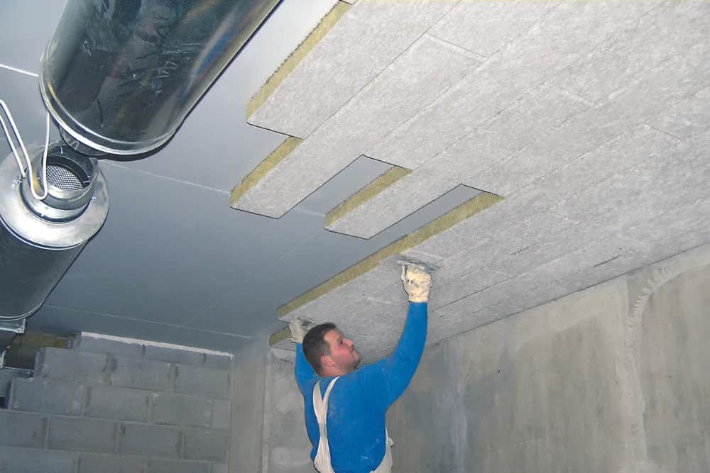 Czym przykryć wełnę na stropie, aby uniknąć wilgoci i zapewnić ciepło?