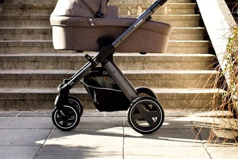 Bezpieczne zjazdy wózkiem po schodach. Uniknij ryzykownych sytuacji krok po kroku