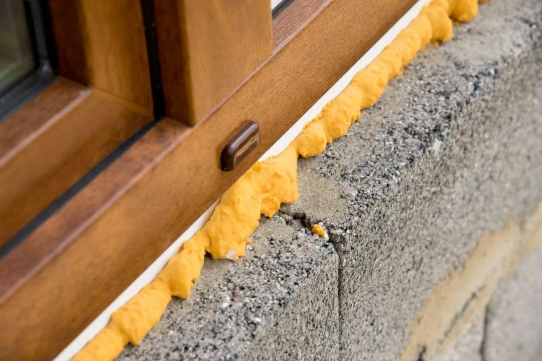 Jak skutecznie usunąć piankę montażową z drzwi bez uszkodzeń – sprawdzone metody