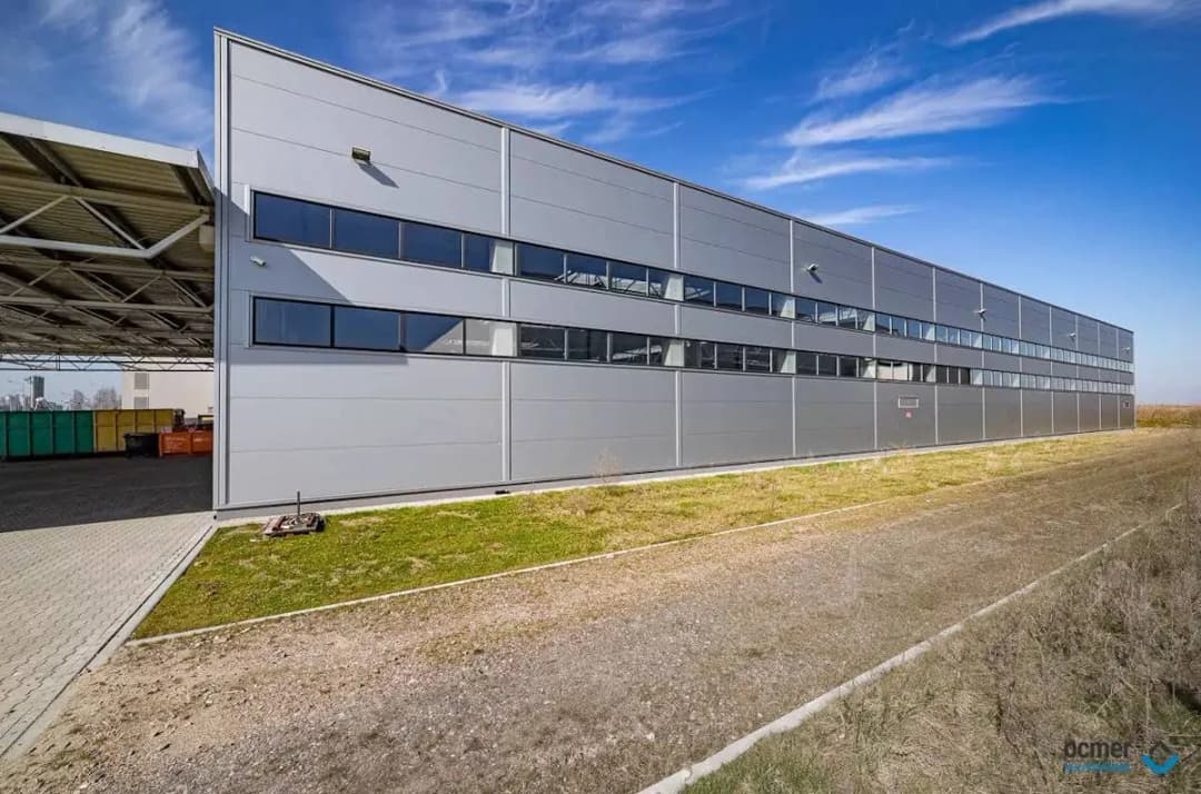 Projektowanie hali z płyty warstwowej – kluczowe aspekty