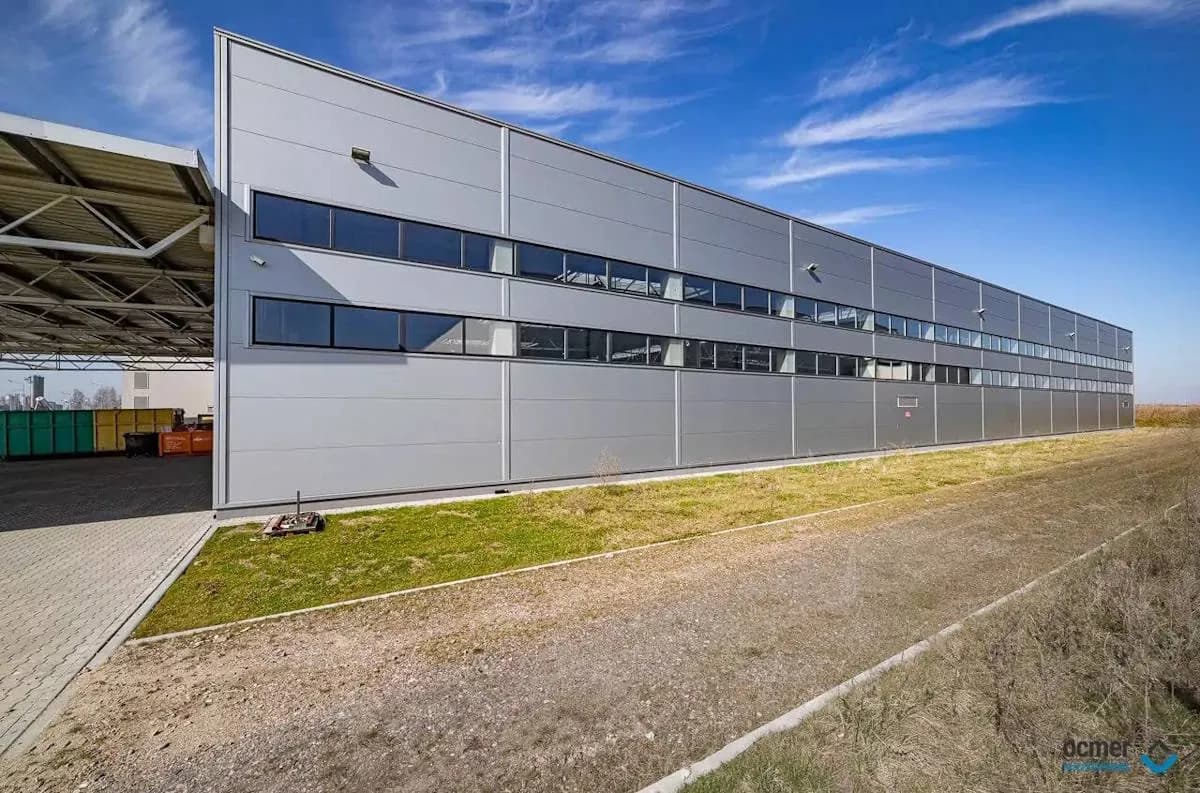 Projektowanie hali z płyty warstwowej – kluczowe aspekty