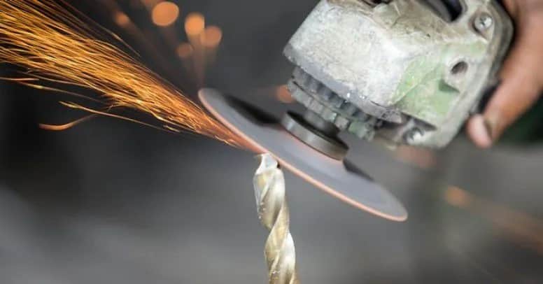 Jak prawidłowo naostrzyć wiertło i uniknąć błędów podczas ostrzenia