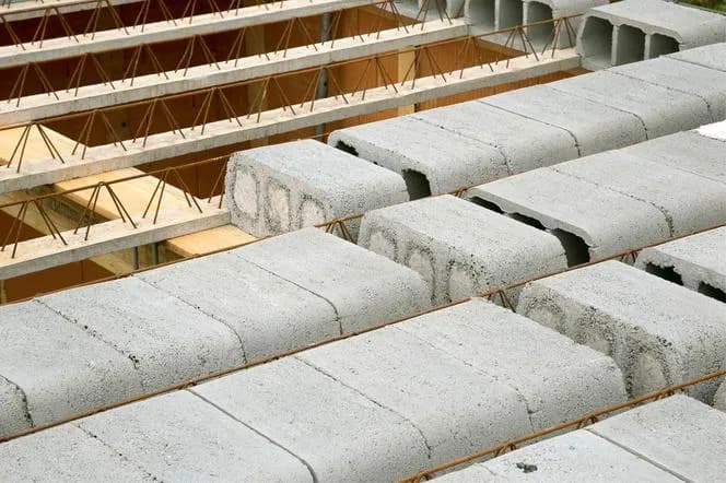 Co to jest strop gęstożebrowy? Kluczowe informacje o budowie i zaletach