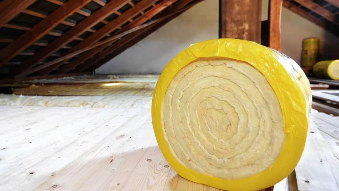 Czym lepiej ocieplić strop wełną czy styropianem? Poradnik wyboru materiału