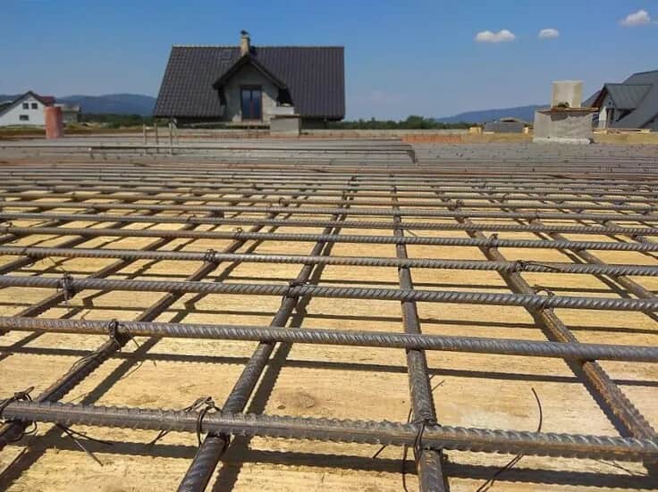 Ile kosztuje strop monolityczny? Co wpływa na cenę i gdzie znaleźć najlepsze oferty?