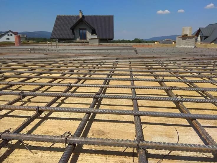 Ile kosztuje strop monolityczny? Co wpływa na cenę i gdzie znaleźć najlepsze oferty?