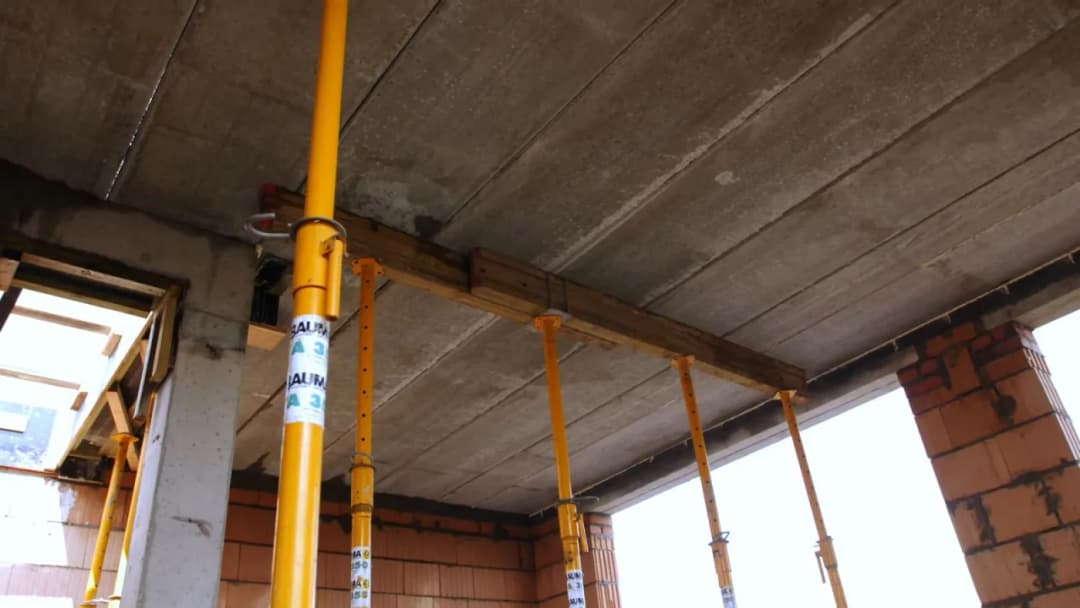 Po jakim czasie rozebrać szalunek stropu? Kluczowe czynniki wpływające na czas