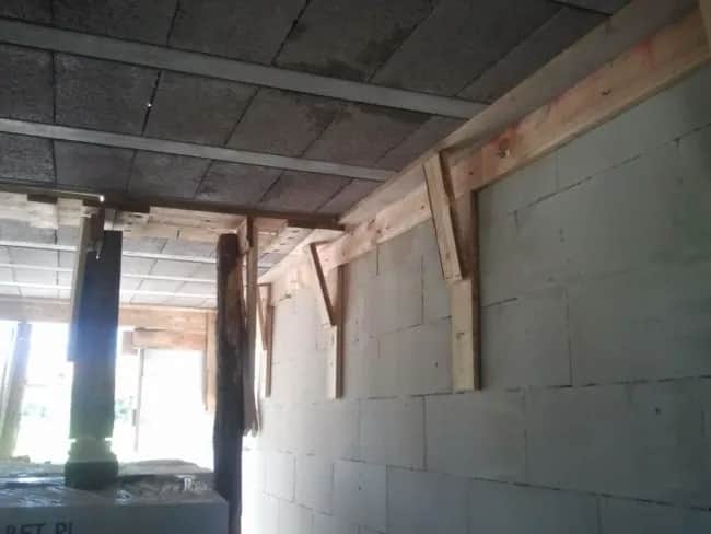 Jak wyrównać strop betonowy: skuteczne metody i praktyczne porady