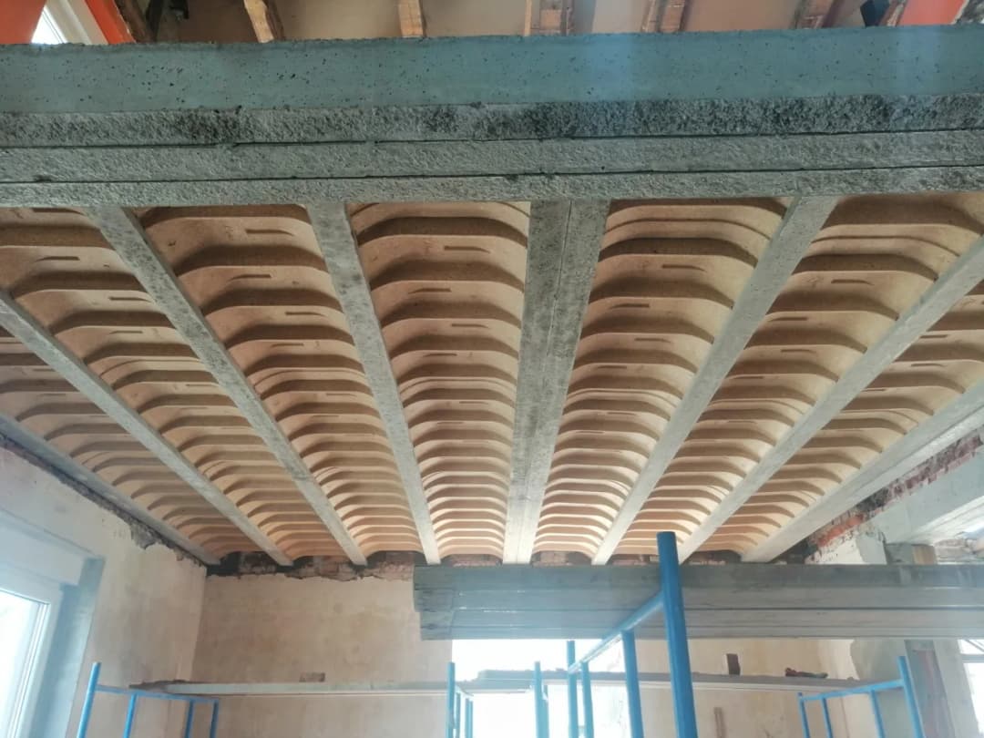 Jaki strop do domu z poddaszem: kluczowe aspekty wyboru idealnego rozwiązania