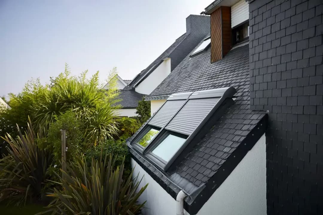 Żaluzje zewnętrzne dachowe: Jakie są funkcjonalność i styl?