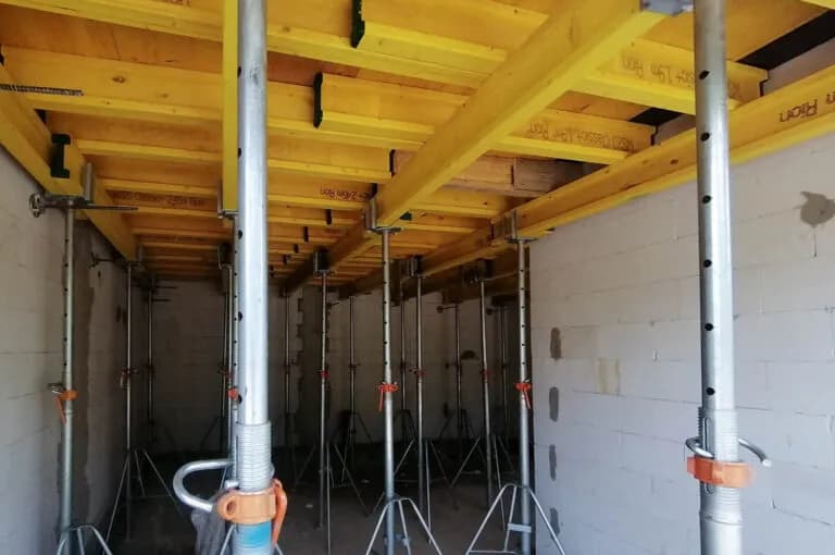 Ile desek na szalunek stropu: 5 kluczowych obliczeń budowlanych