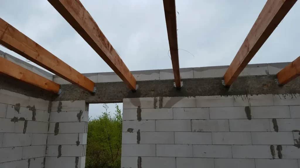 Jakie belki na strop wybrać? Kluczowe informacje i porady budowlane