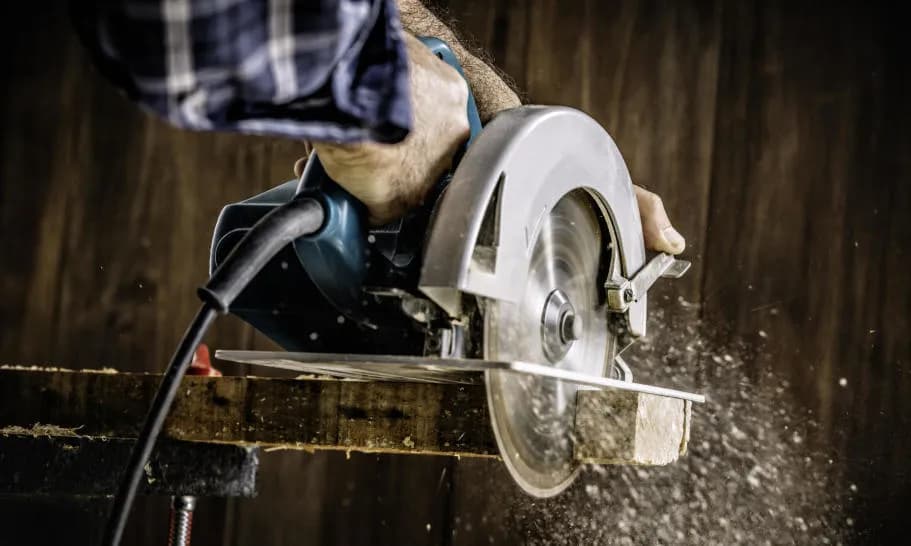 Zagłębiarka a pilarka – kluczowe różnice i jak wybrać odpowiednie narzędzie