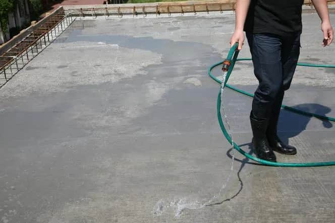 Jak długo trzeba podlewać strop? Czas i metody pielęgnacji po wylaniu