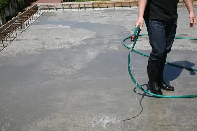 Jak długo trzeba podlewać strop? Czas i metody pielęgnacji po wylaniu